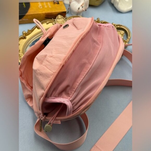 🆕 lululemon athletica 🧿 NWT Curved Crossbody Bag 3L, Light Pink - Picture 11 of 15